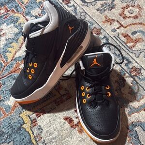 Air Jordan Black and Orange Sneakers max Aura 5 size 5.5Y